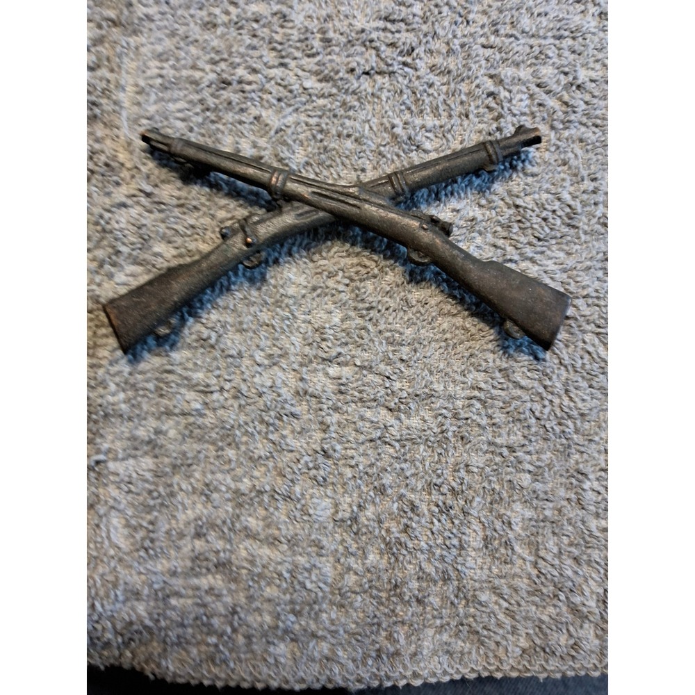 Vintage US Army Infantry Crossed Rifles Insignia Pin Bronze Tone Military Badge